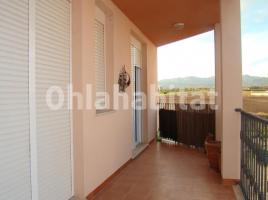 Flat, 110 m², near bus and train, almost new