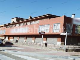 Local comercial, 889 m², prop de bus i tren