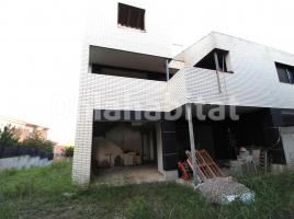 Houses (terraced house), 356 m², almost new