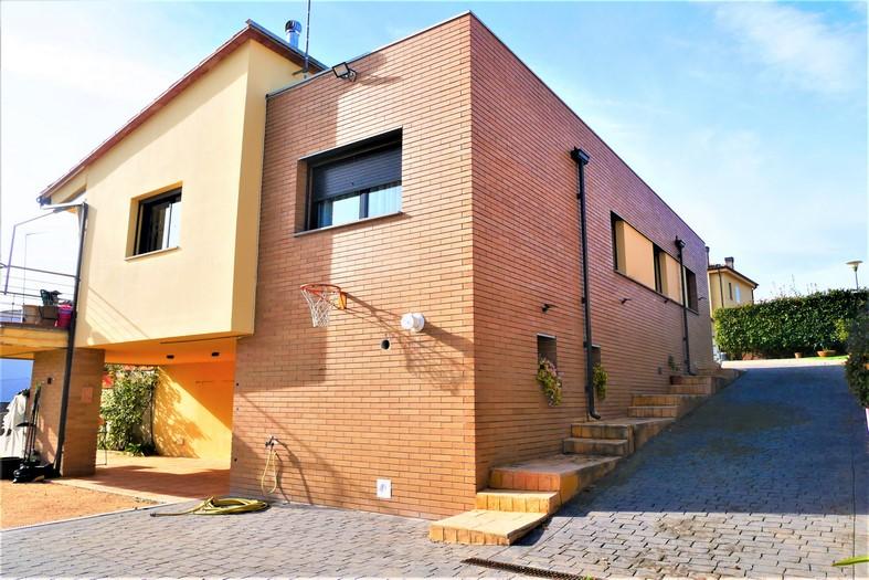 Houses (villa / tower), 192 m², Calle