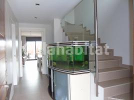 Houses (terraced house), 231 m², almost new