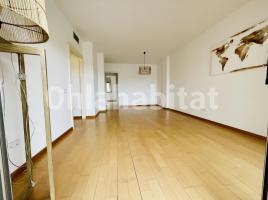 Flat, 115 m², near bus and train, almost new