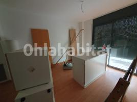 Flat, 123 m², near bus and train, almost new