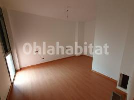 Flat, 123 m², near bus and train, almost new