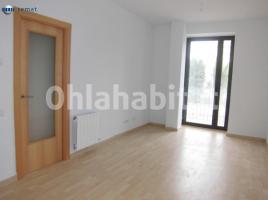 Flat, 75 m², near bus and train, almost new