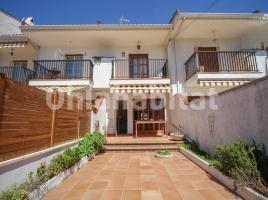 Houses (terraced house), 113 m², near bus and train, Marítim