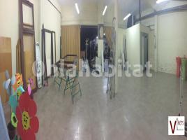 Local comercial, 375 m², cerca de bus y tren