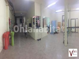 Local comercial, 375 m², cerca de bus y tren