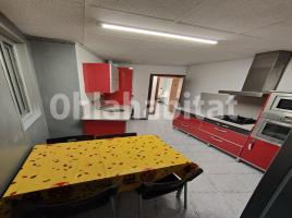 For rent room, 80 m², near bus and train, Calle Pallars