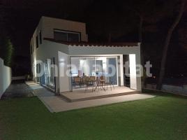 Casa (unifamiliar aislada), 240 m², cerca de bus y tren, seminuevo, Castelloli