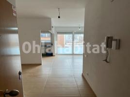 Flat, 87 m², near bus and train, almost new