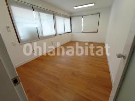 For rent office, 35 m², near bus and train