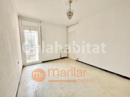 Piso, 90 m², cerca de bus y tren, Calle de Monturiol