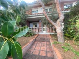 Houses (villa / tower), 315 m², Calle de Cubelles