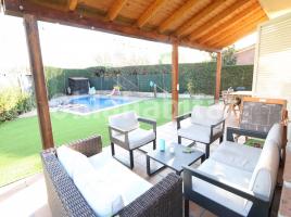 Houses (villa / tower), 409 m², almost new, Avenida de Montserrat Roig