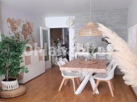 Flat, 92 m², near bus and train, almost new