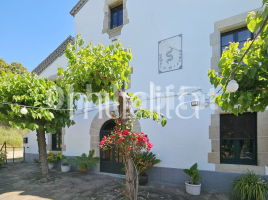 Casa (masia), 1080 m², prop de bus i tren