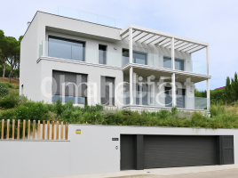Houses (detached house), 374 m², near bus and train, almost new