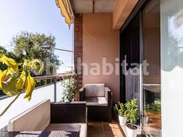 Flat, 100 m², near bus and train, almost new