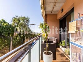 Flat, 100 m², near bus and train, almost new