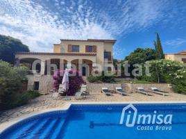 Houses (villa / tower), 318 m², almost new
