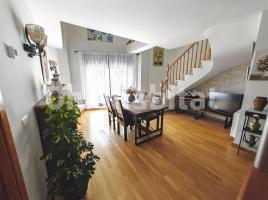 Dúplex, 145 m², cerca de bus y tren, seminuevo