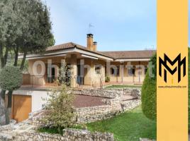 Houses (villa / tower), 253 m², Calle Andreu Santasmasas