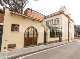 Houses (detached house), 280 m², near bus and train