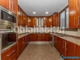 Dúplex, 107 m², cerca de bus y tren, seminuevo