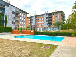 Flat, 93 m², near bus and train, almost new