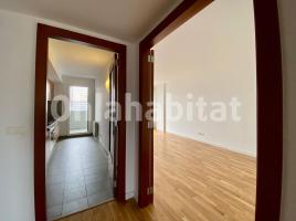 Flat, 93 m², near bus and train, almost new