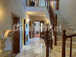 Casa (unifamiliar aislada), 531 m², cerca de bus y tren