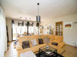 Casa (unifamiliar aislada), 218 m², cerca de bus y tren, seminuevo