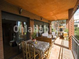 Casa (unifamiliar aislada), 218 m², cerca de bus y tren, seminuevo