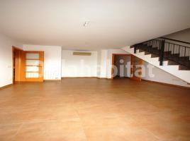 Duplex, 87 m², near bus and train, almost new