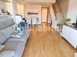 Dúplex, 95 m², près de bus et de train, presque neuf
