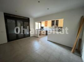 Flat, 85 m², near bus and train, almost new