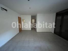 Flat, 85 m², near bus and train, almost new
