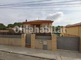 Flat, 139 m², near bus and train, almost new