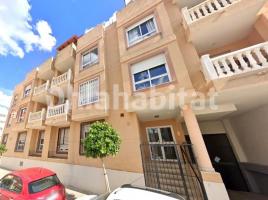 Piso, 96 m², cerca de bus y tren, seminuevo