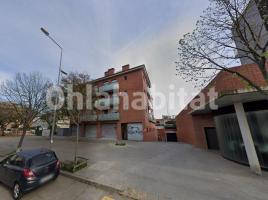 Flat, 90 m², near bus and train, almost new