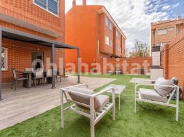 Houses (terraced house), 274 m², near bus and train, almost new