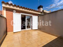 Dúplex, 99 m², cerca de bus y tren, seminuevo