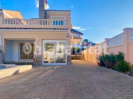 Terraced house, 163 m², near bus and train, almost new