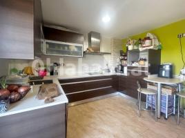 Piso, 120.65 m², cerca de bus y tren, seminuevo