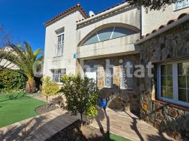 Houses (detached house), 311 m², near bus and train