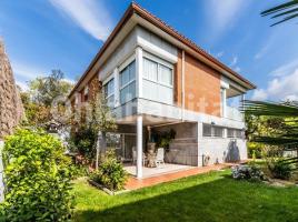 Houses (detached house), 275 m², near bus and train