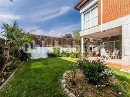 Houses (detached house), 275 m², near bus and train