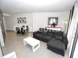Piso, 136 m², cerca de bus y tren, seminuevo