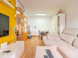 Piso, 70 m², cerca de bus y tren, Nou Barris 